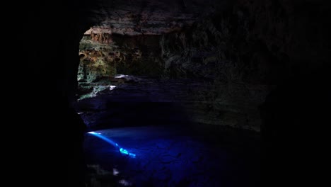 Tiro-Inclinado-Hacia-Abajo-De-La-Increíble-E-Impresionante-Piscina-De-Cuevas-Naturales-El-Pozo-Encantado-O-Poço-Encantado-En-El-Parque-Nacional-Chapada-Diamantina-En-El-Noreste-De-Brasil-Con-Hermosas-Aguas-Azules-Claras