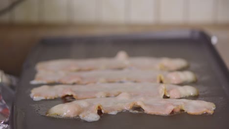 Cerca-De-Tocino-Crudo-Cocinando-En-Una-Plancha