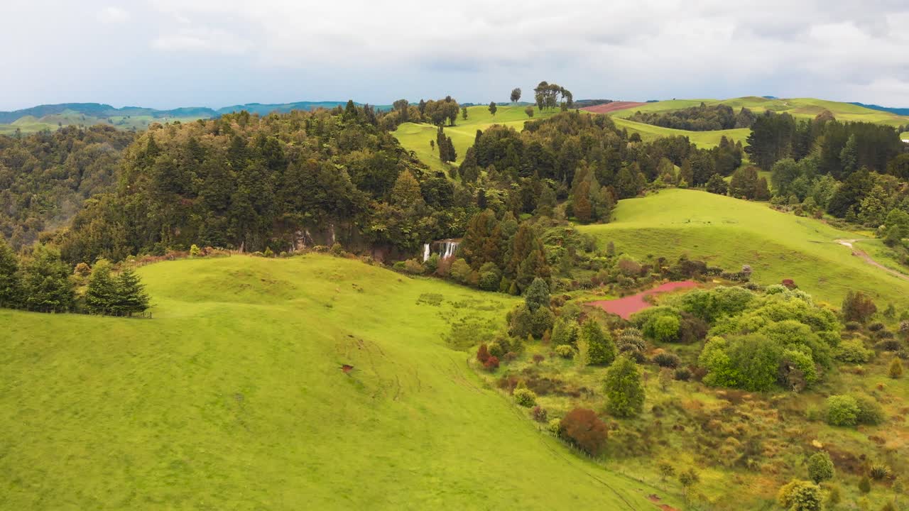 뉴질랜드의 다채로운 계곡과 다채로운 호수가 있는 외딴 미지의 폭포