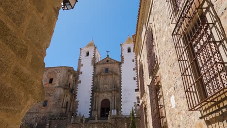 Blick-Durch-Die-Gasse-Von-Cáceres-Auf-Die-Weiß-Getünchten-Wände-Der-Historischen-Katholischen-Kirche-San-Francisco-Javier