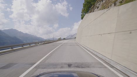 Conducir-Un-Automóvil-En-El-Paso-Gotthard-Del-Sur-Al-Norte-De-Suiza