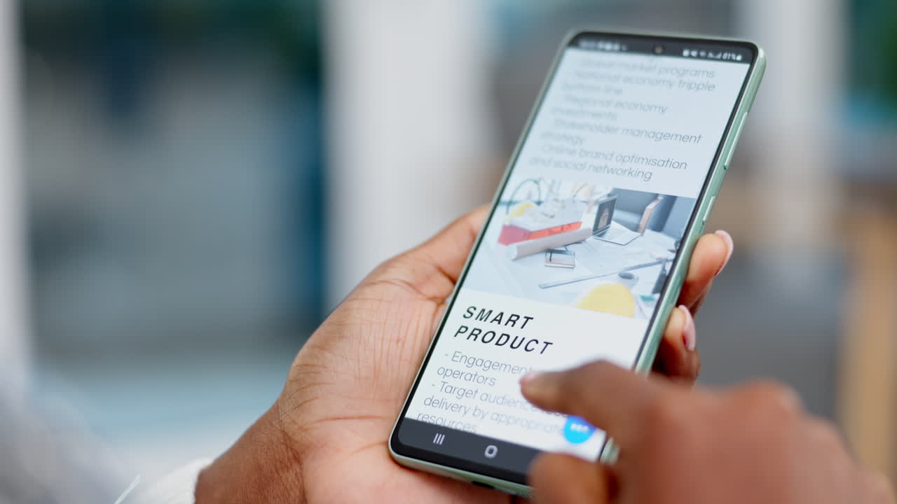 persona, manos y teléfono en el sitio web para en línea