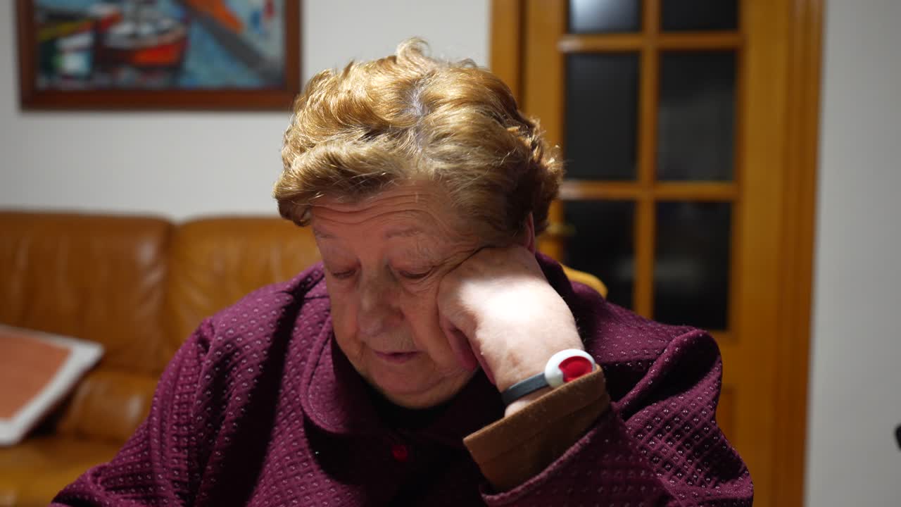 retrato de cerca de una anciana abuela hablando de salud con una pulsera sos