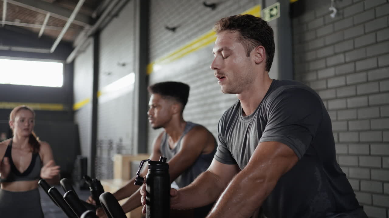 체육관에서 운동하고 수분을 섭취하는 사람들