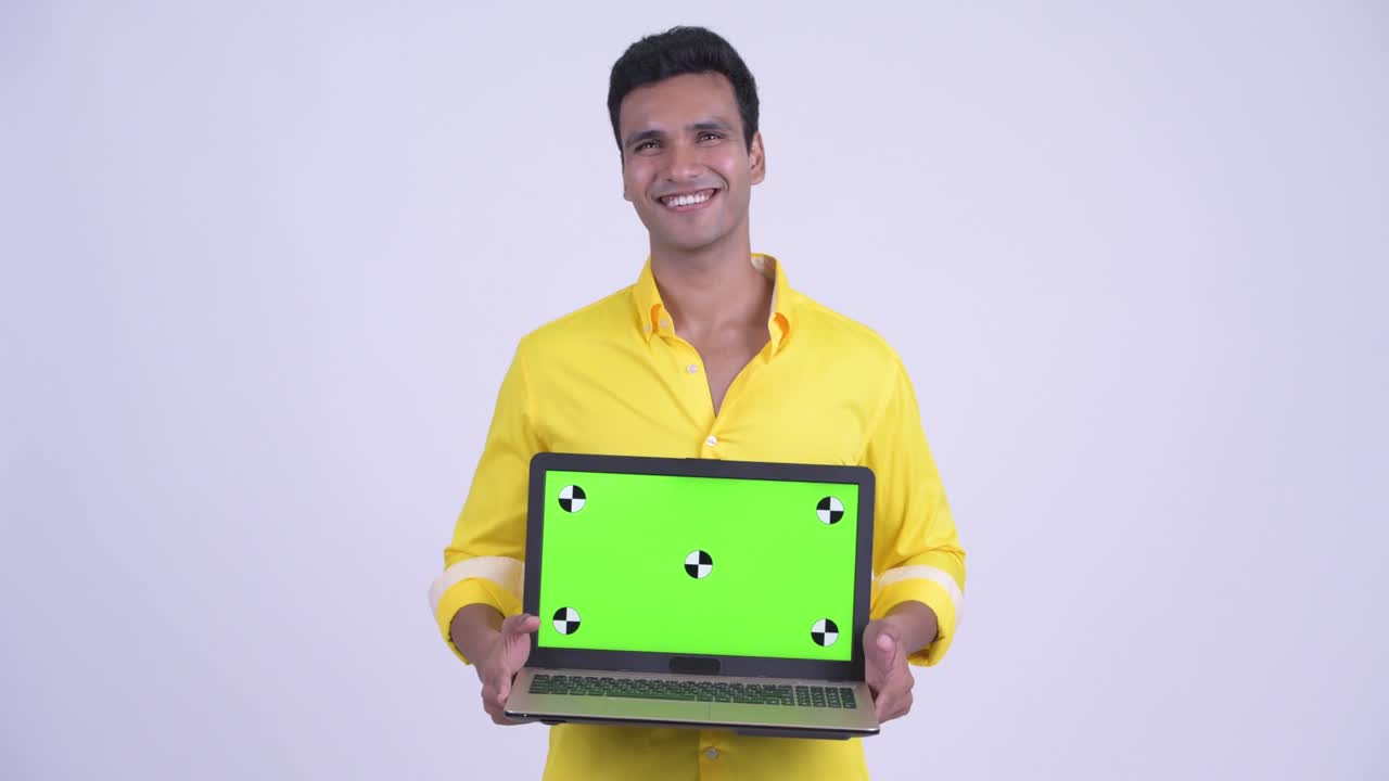 joven y guapo hombre de negocios indio con una computadora portátil