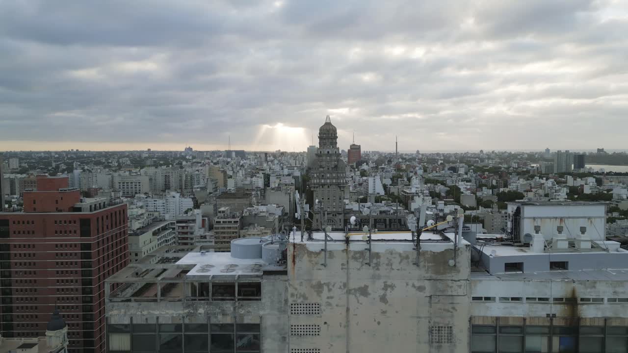 drone sobre montevideo uruguay paisaje urbano con un espectacular cielo al atardecer
