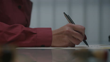 persona que firma un documento