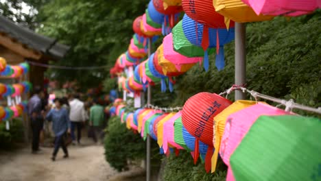 linternas de colores que recubren el camino