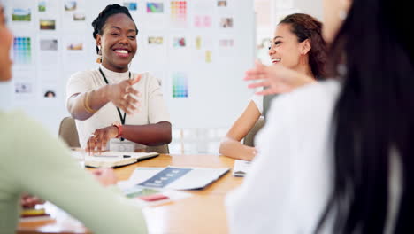 Mujeres-De-Negocios,-Apretón-De-Manos-Y-éxito-De-La-Reunión