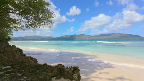 Hermosa-Playa-La-Playita-En-Las-Galeras-En-Samaná,-República-Dominicana_toma-Estática