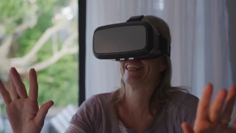 mujer que usa vr en el hogar