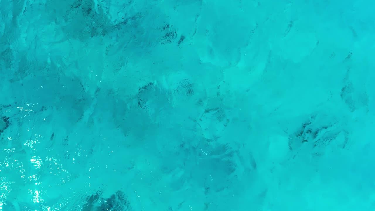 치료적인 젠 터키즈 카리브해 파란 물은 바다에서 반 ⁇ 이고 빛납니다.