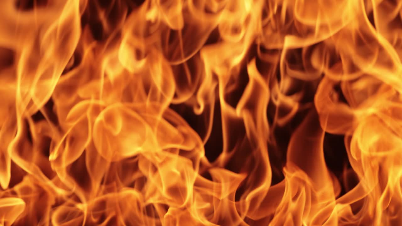 llamas de fuego sobre fondo negro en cámara lenta