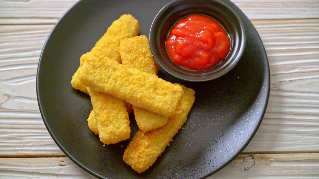 palitos de pescado fritos crujientes con ketchup
