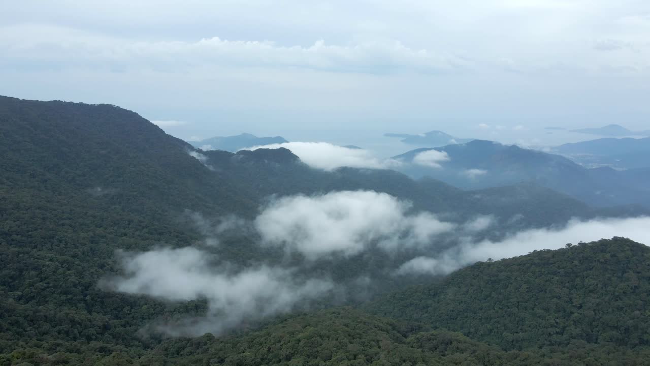 녹색 무성한 언덕 사이의 낮은 매달린 구름, 전방 조감도