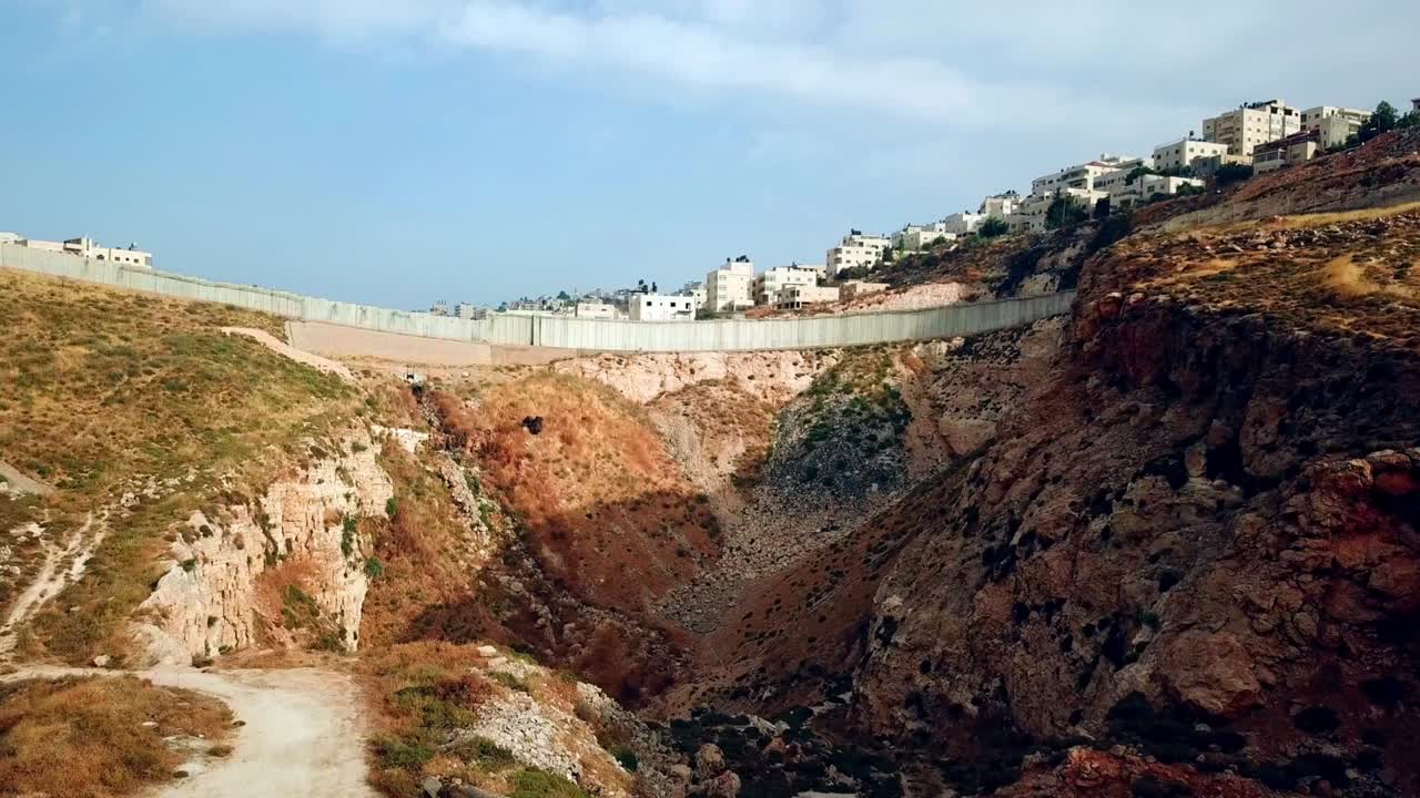 el muro de separación de la orilla oeste fue filmado por un avión no tripulado.
