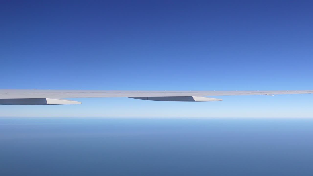 위 에서 볼 수 있는 비행기 날개