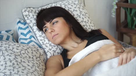 mujer descansando en la cama