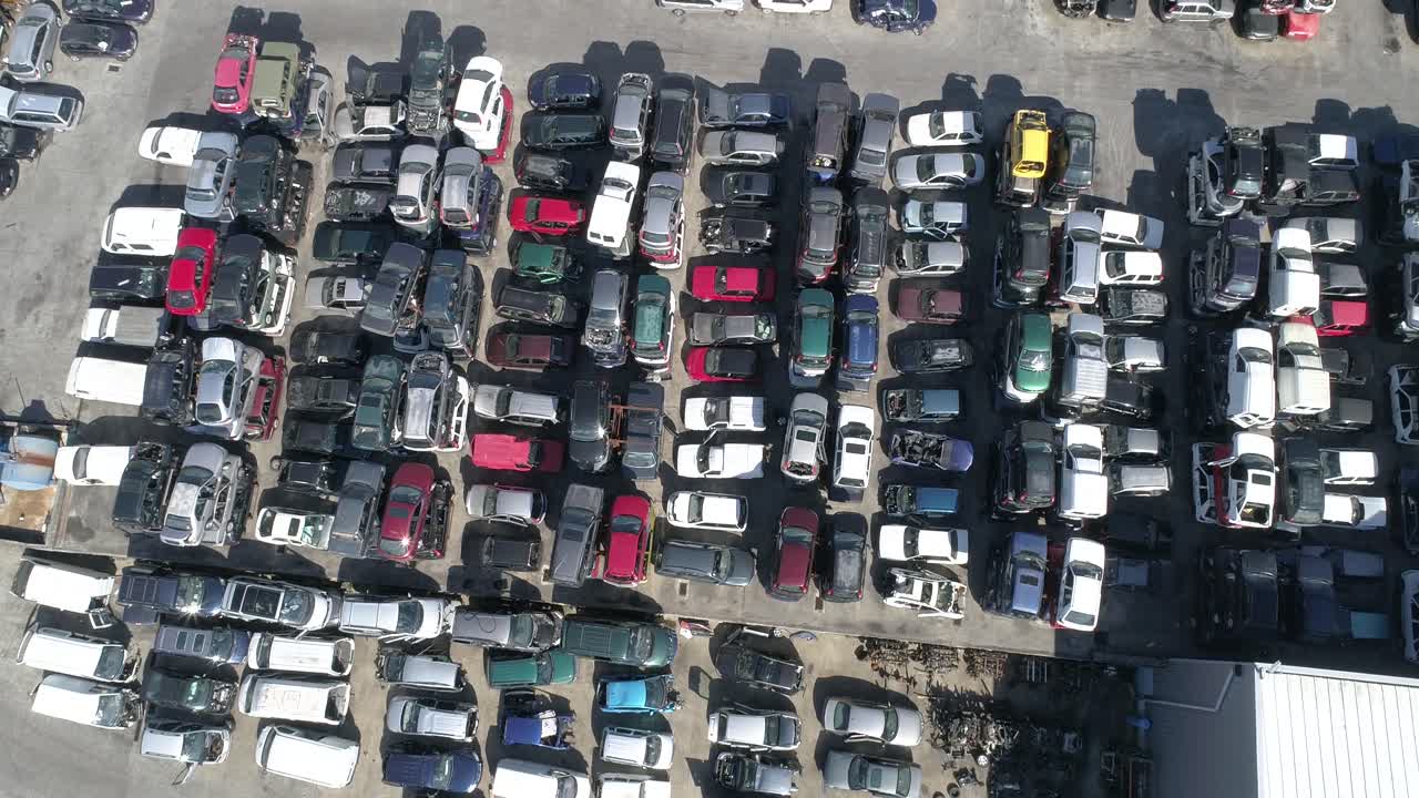 vista aérea de un depósito de chatarra y un gran grupo de coches destrozados