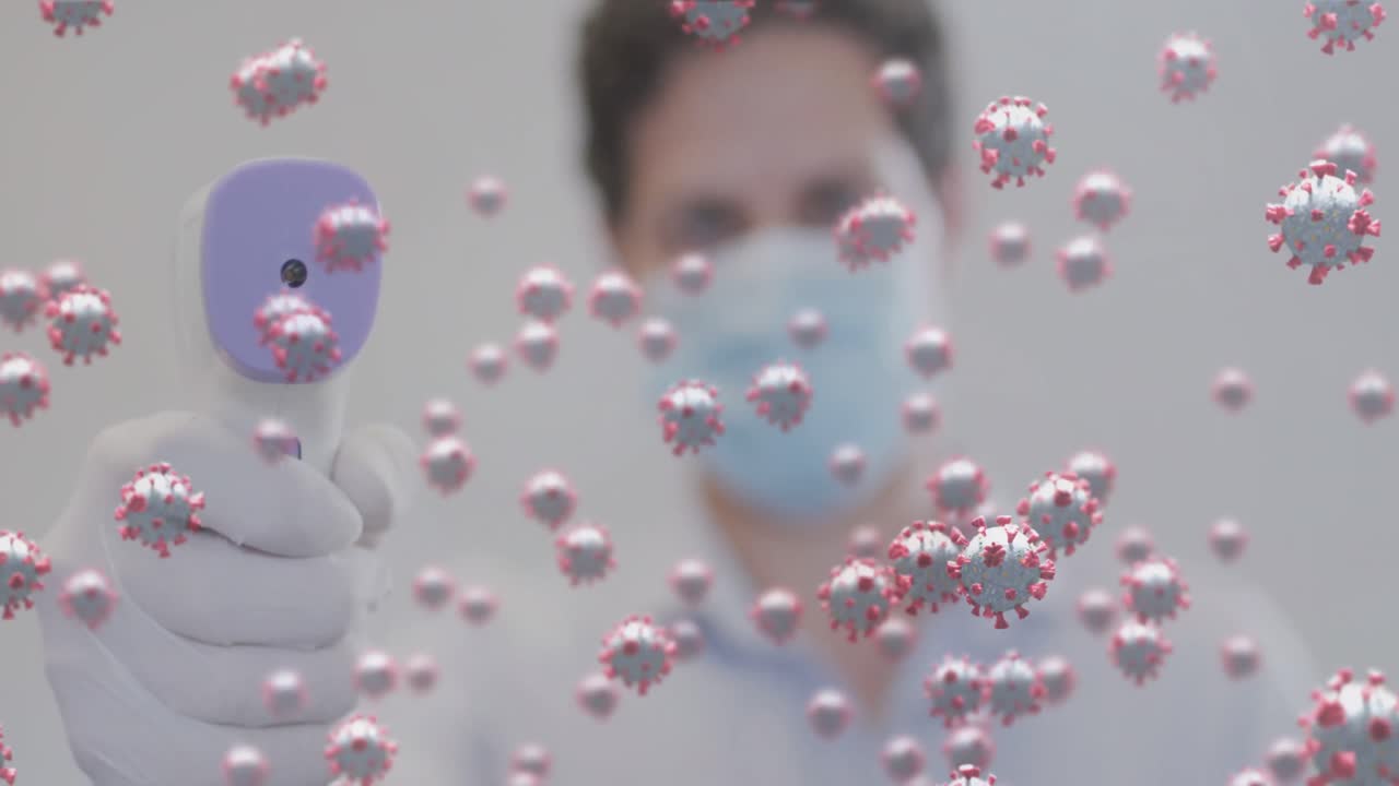 디지털 온도계를 들고 마스크를 쓴 사람이 코로나19 세포를 떠다니는 애니메이션