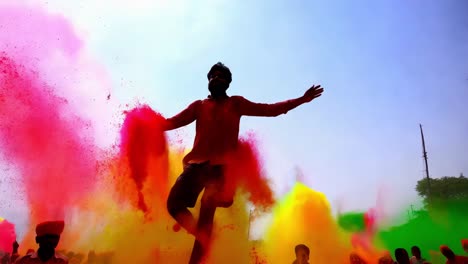 célébration d'holi avec de la poudre colorée