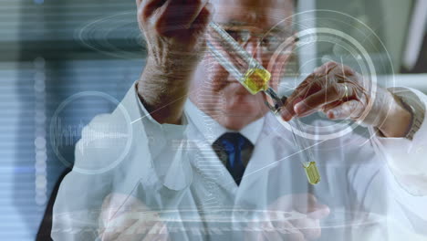 animación de cadena de adn y procesamiento de datos sobre científico masculino caucásico que trabaja en el laboratorio