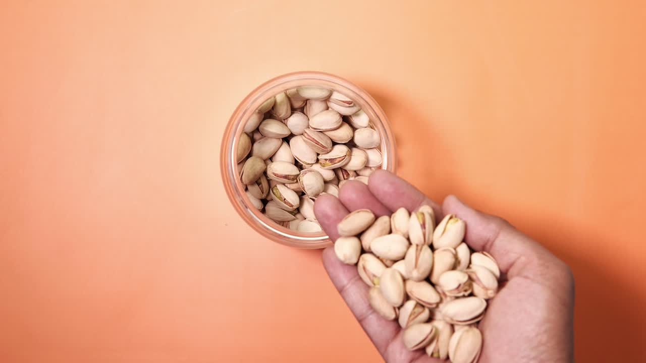 un puñado de pistachos