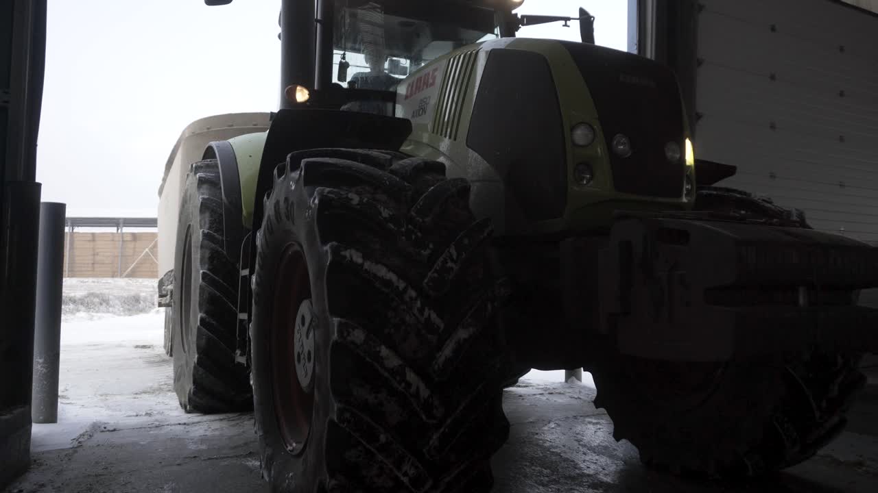 트랙터와 트레일러가 겨울에