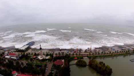 como uma foto de drone de um dia ventoso no mar negro, grandes ondas destruindo a costa de batumi.