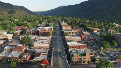 vista aérea de glenwood springs, colorado, durante la hora dorada.