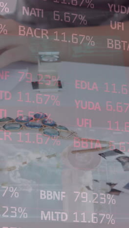 animación del procesamiento de datos financieros sobre colegas de negocios eligiendo joyas en la reunión