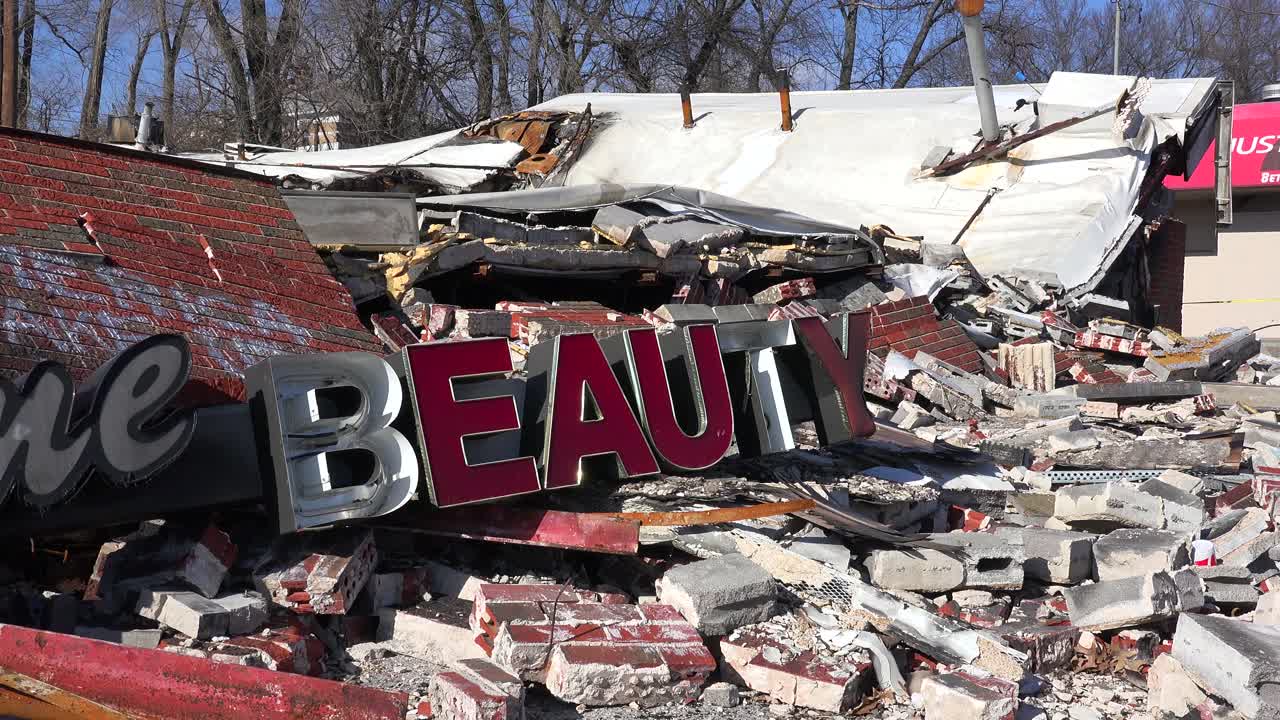 las ruinas de un salón de belleza destruido tras los disturbios en ferguson missouri hacen una declaración irónica 3