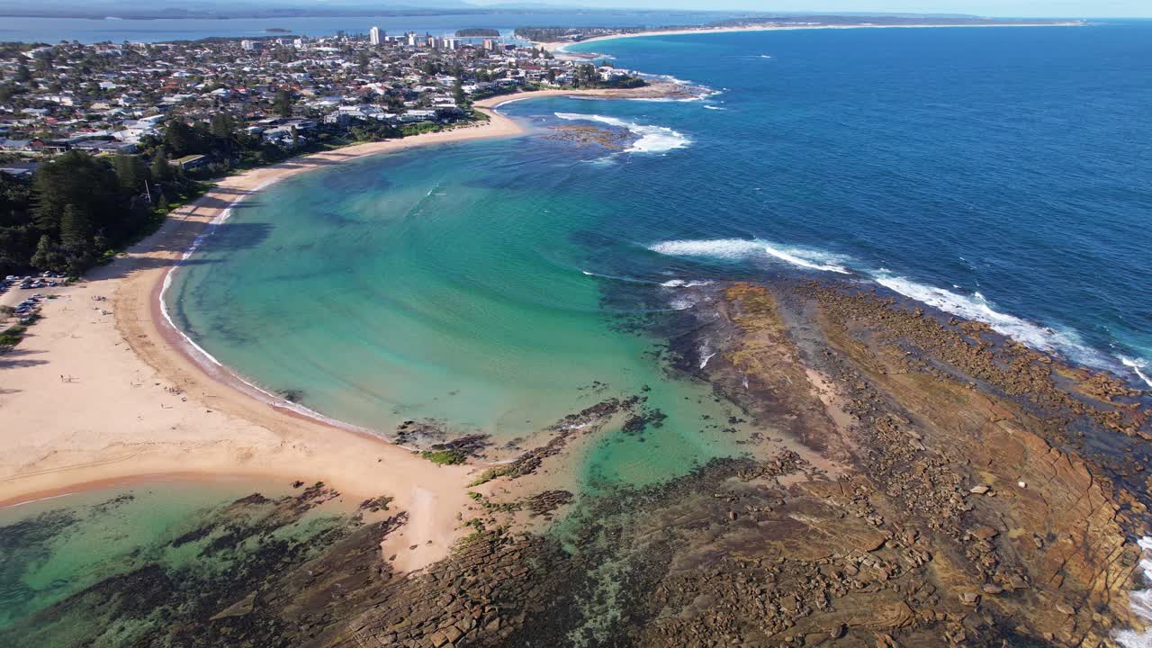푸르키즈색 물 과 바위 가 있는 아름다운 해안 해변 의 공중 풍경