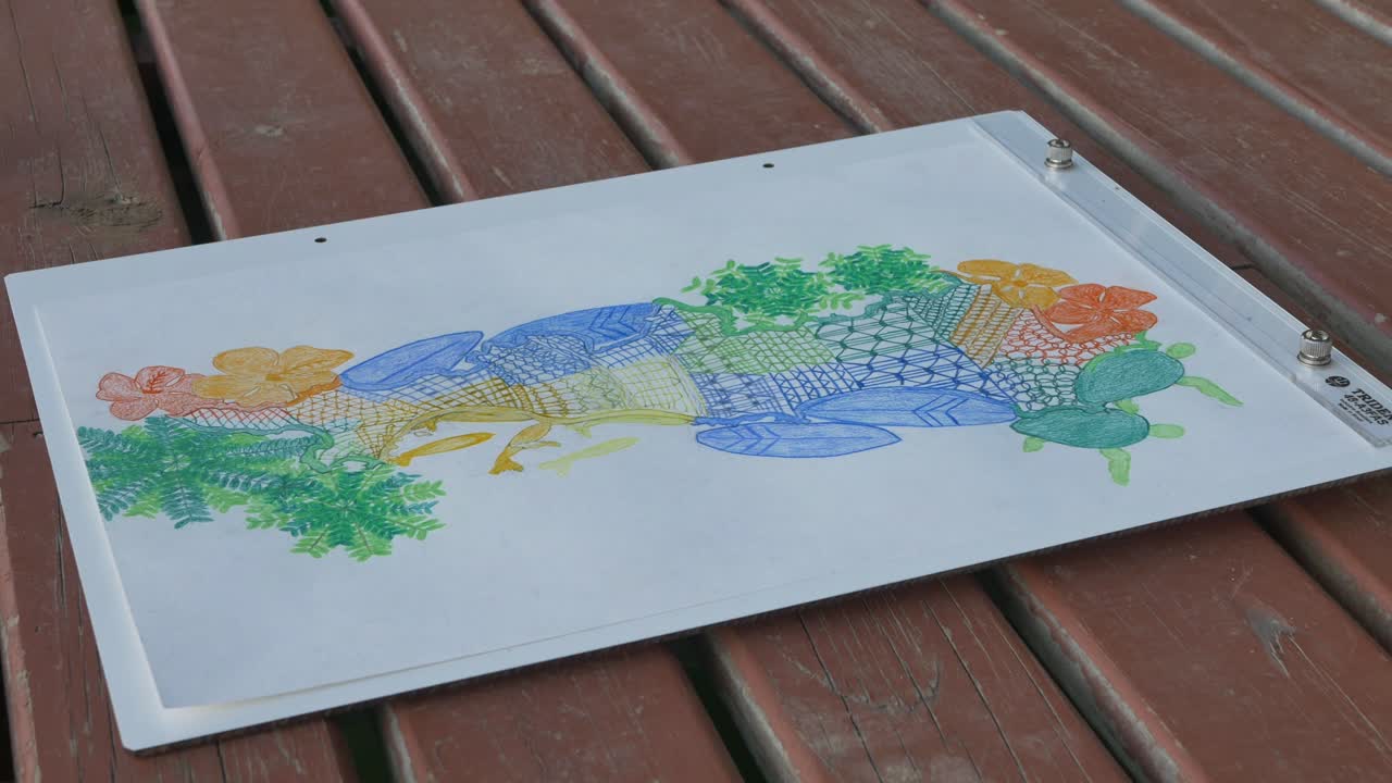 descubra la vitalidad del arte del piso en este primer plano, mostrando los detalles intrincados y los colores vívidos de un dibujo colorido