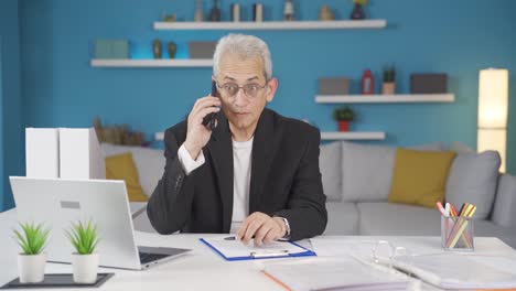 Der-Mann,-Der-Im-Homeoffice-Arbeitet,-Erhält-Gute-Nachrichten.