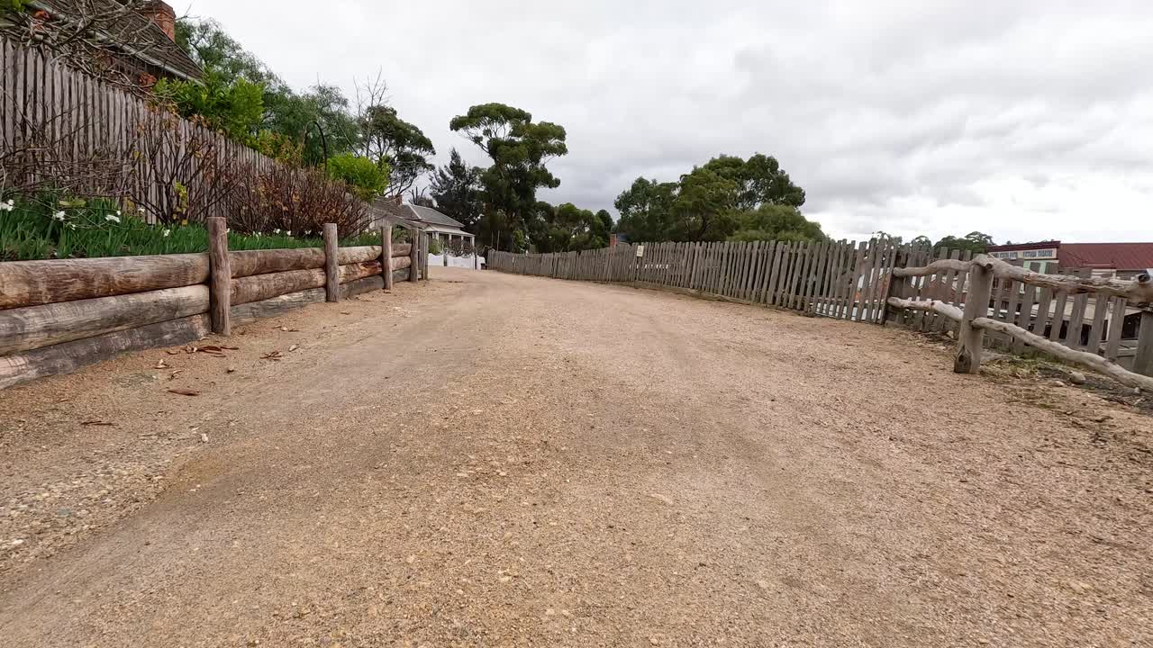 un paseo por un sendero de tierra histórico
