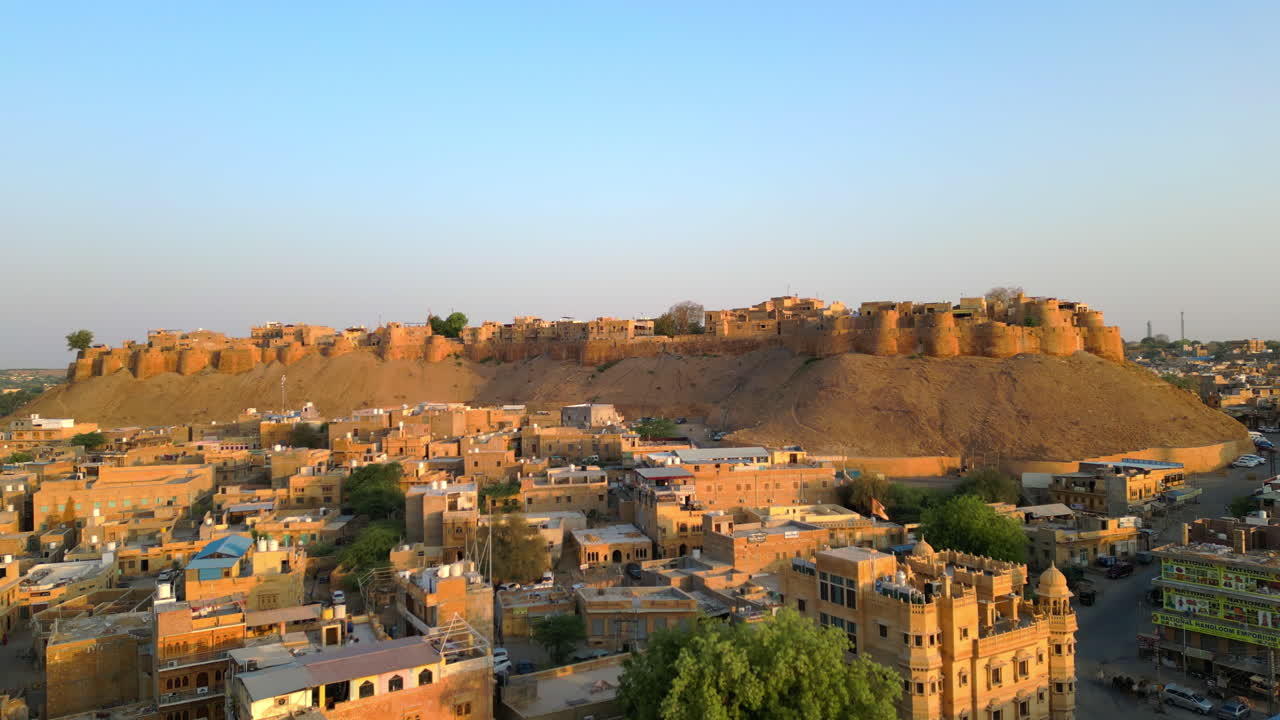 imagen de avión no tripulado del fuerte de jaisalmer, la majestuosa arquitectura de piedra arenisca dorada, las casas tradicionales y el cielo despejado que muestran el encanto de la ciudad desértica de rajasthan, india 4k