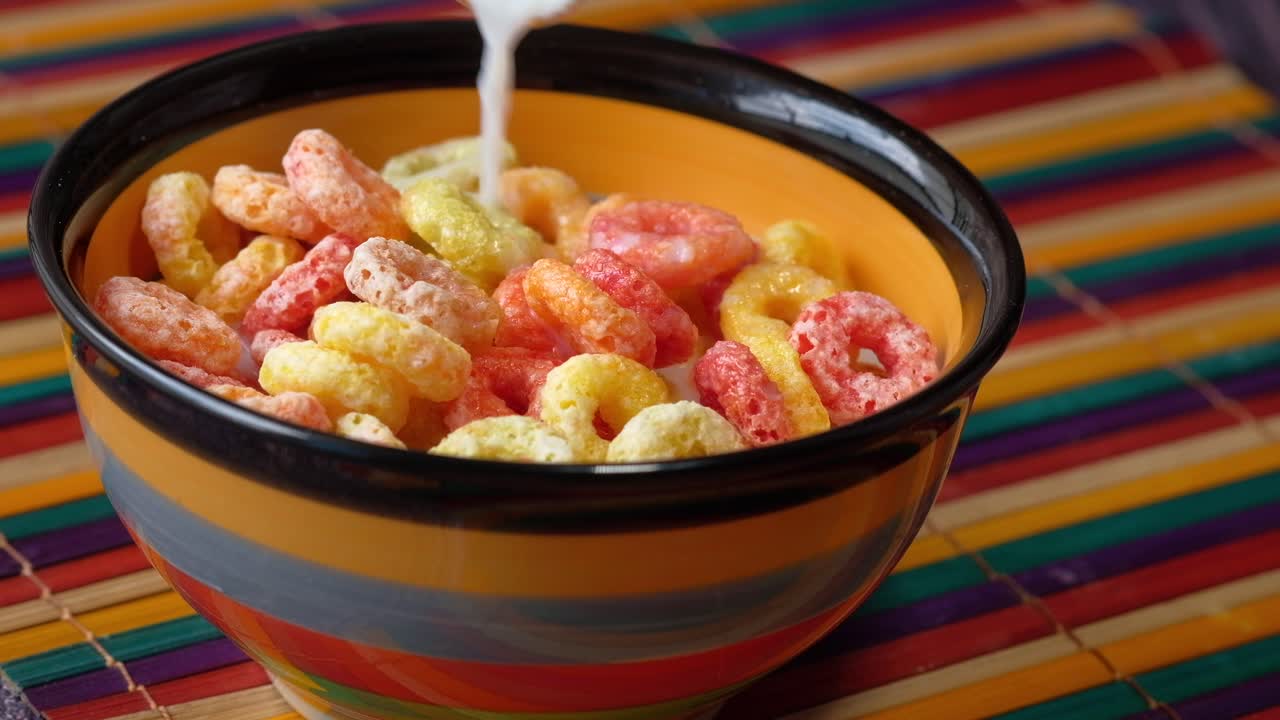 우유와 함께 다채로운 시리얼