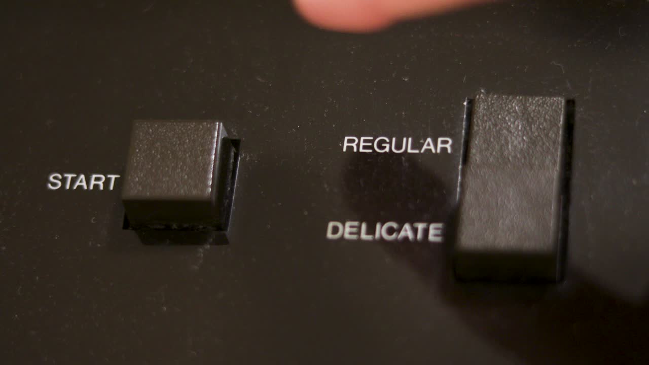 집안일로 섬세한 부하를 시작하는 세탁 건조기 - 근접 정적