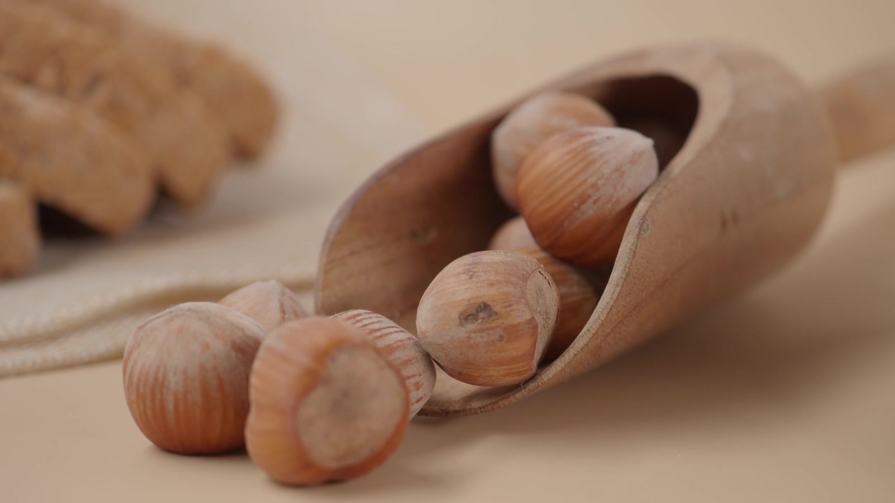 Nocciole fresche con guscio e una paletta di legno