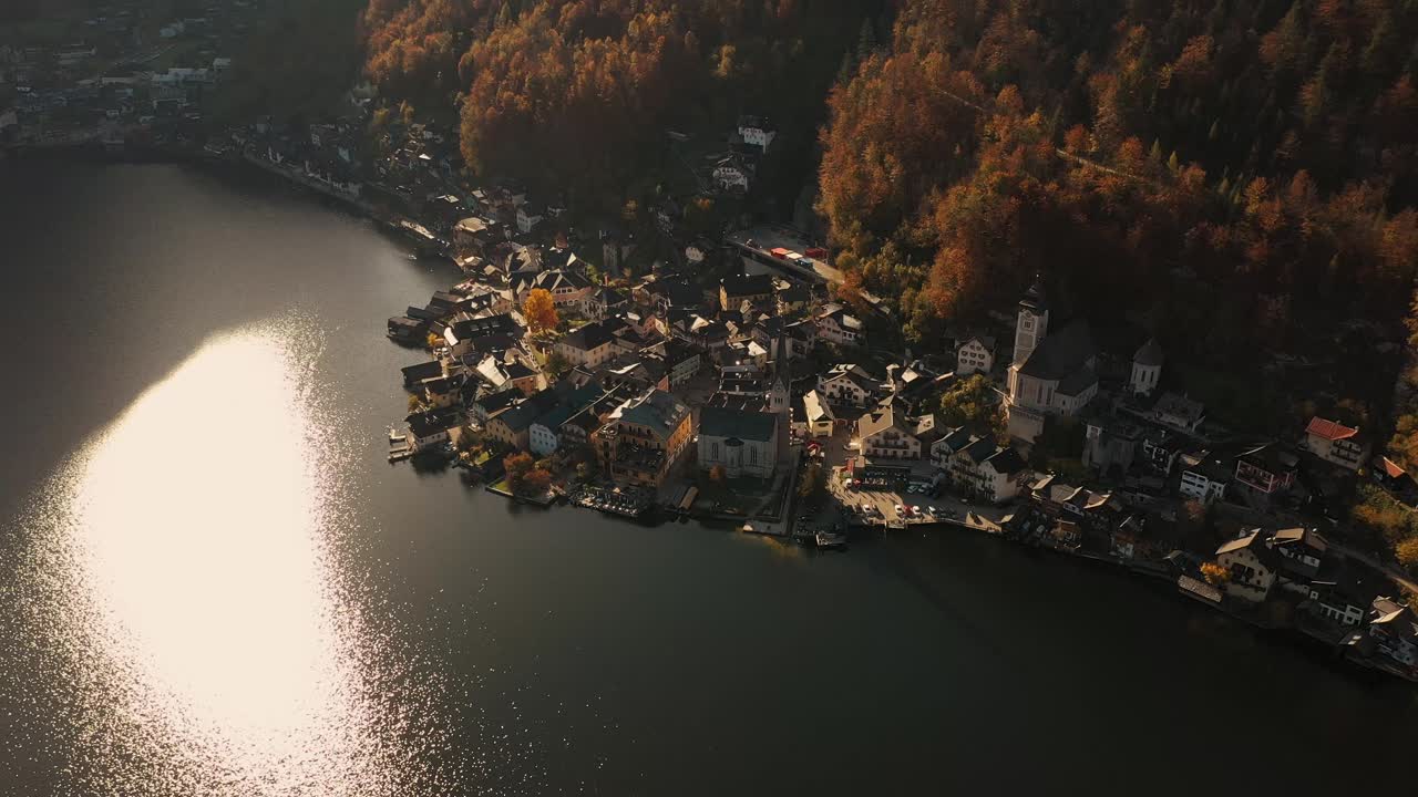 Veduta aerea di Hallstatt, Austria, durante la stagione autunnale, sopra Hallstatt al tramonto autunnale, bellissima città di Hallstatt in autunno