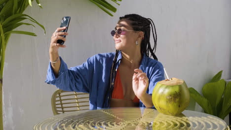 mujer sentada en una terraza