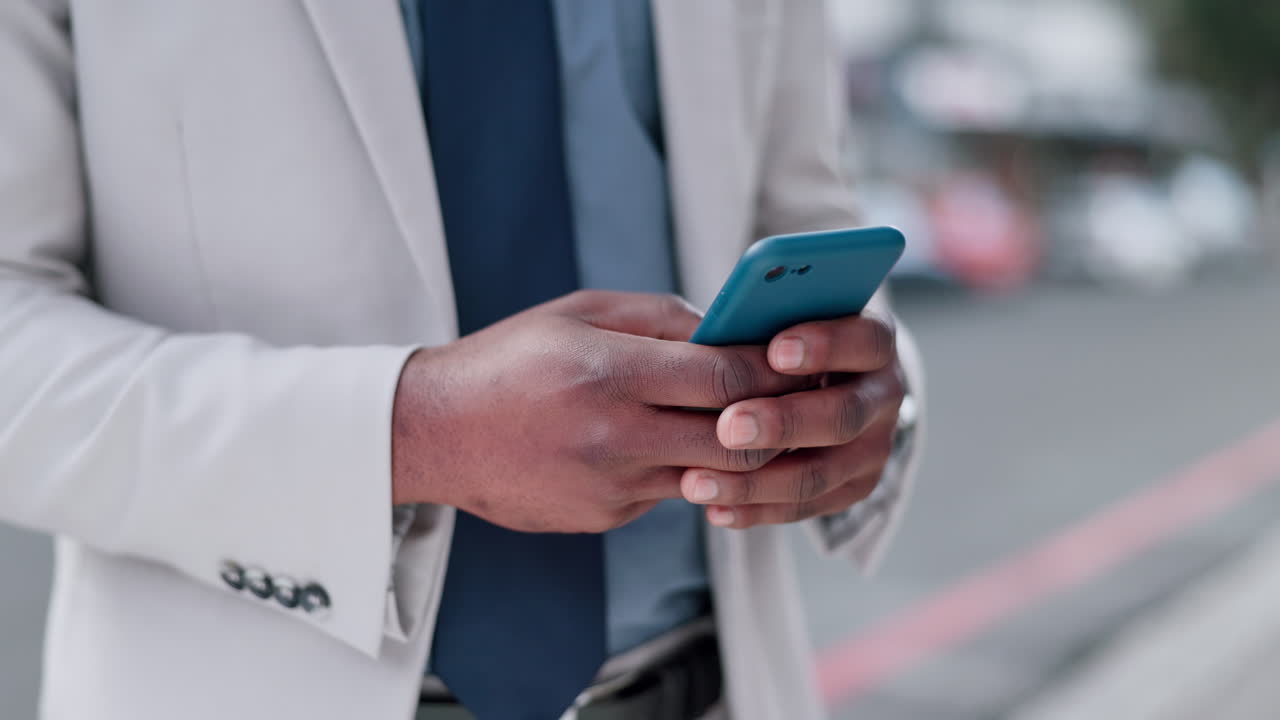 ciudad, hombre de negocios o manos escribiendo en un teléfono