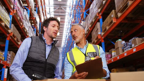 trabajadores hablando y señalando