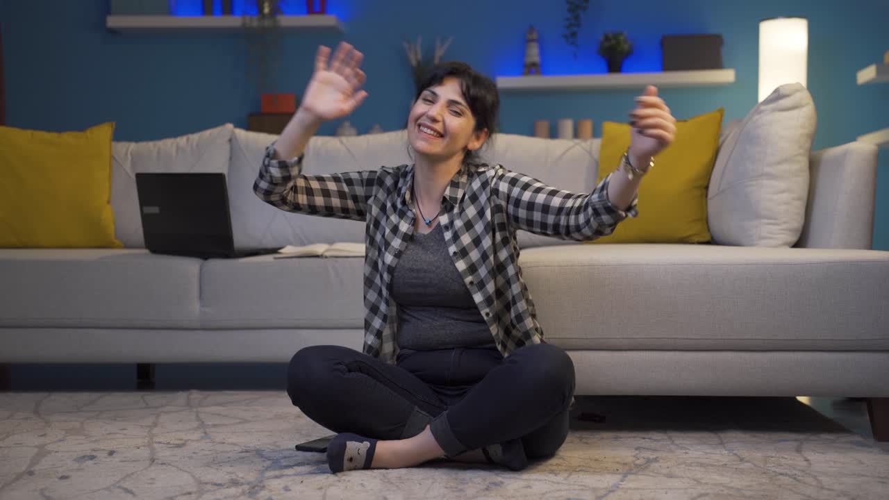 mujer feliz bailando para la cámara.