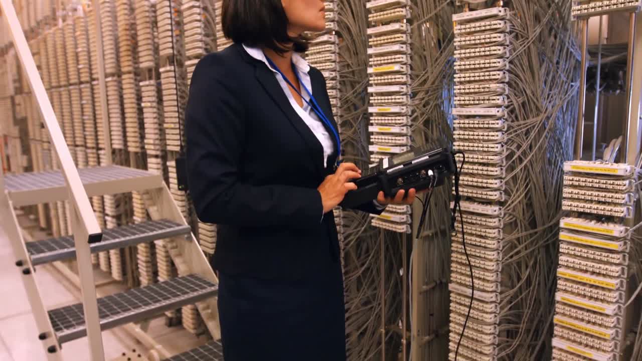 técnico que utiliza un analizador de cables digital