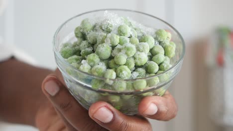 guisantes congelados en un cuenco