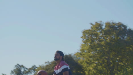 hombre deportivo en silla de ruedas deportiva jugando al baloncesto