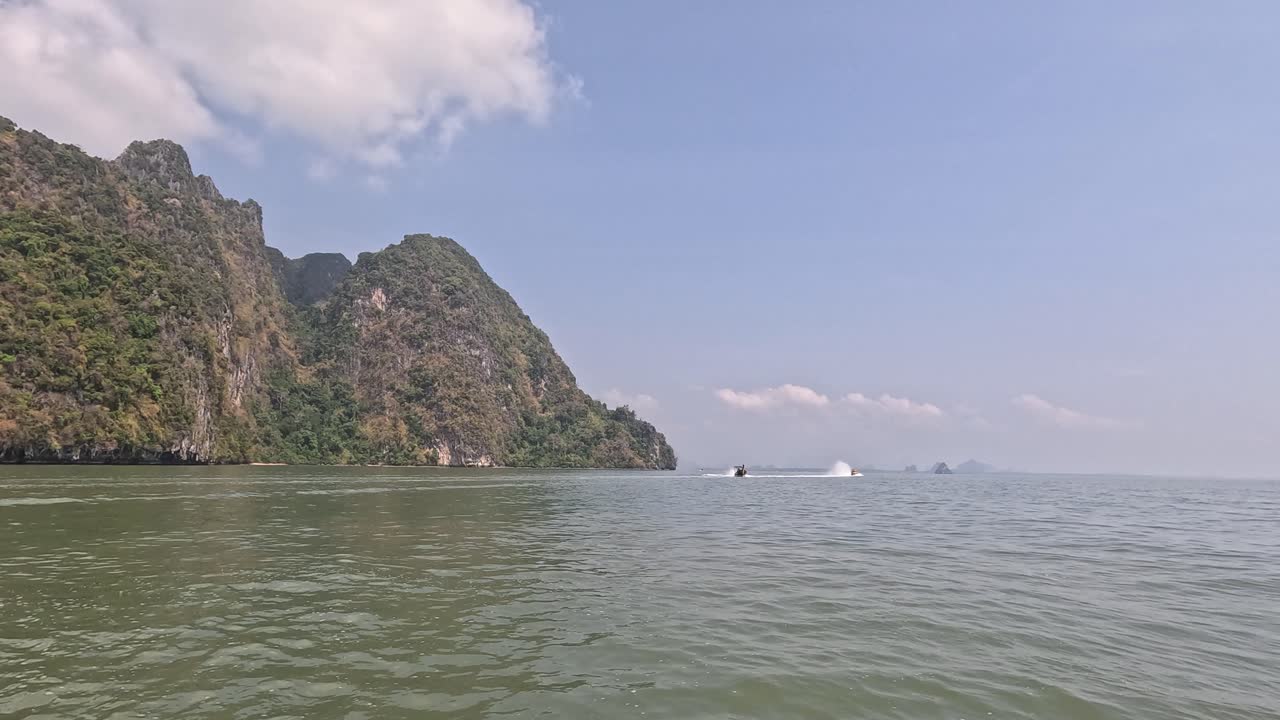 높은 카르스트 지형 을 가진 조용 한 해양 풍경