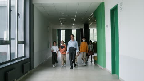 Teacher-and-pupils-walking-through-the-corridor.